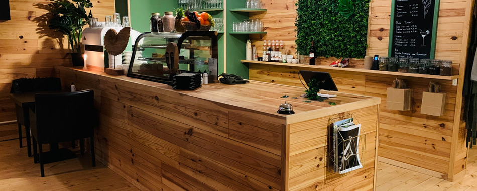 Gemütlich sitzen und genießen kann man in Luca's Café in Immestadt. Essen mit Freunden, Kollegen und Familie - Mittagsessen - Grillabende - Business Lunch - Grillen