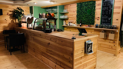 Gemütlich sitzen und genießen kann man in Luca's Café in Immestadt. Essen mit Freunden, Kollegen und Familie - Mittagsessen - Grillabende - Business Lunch - Grillen