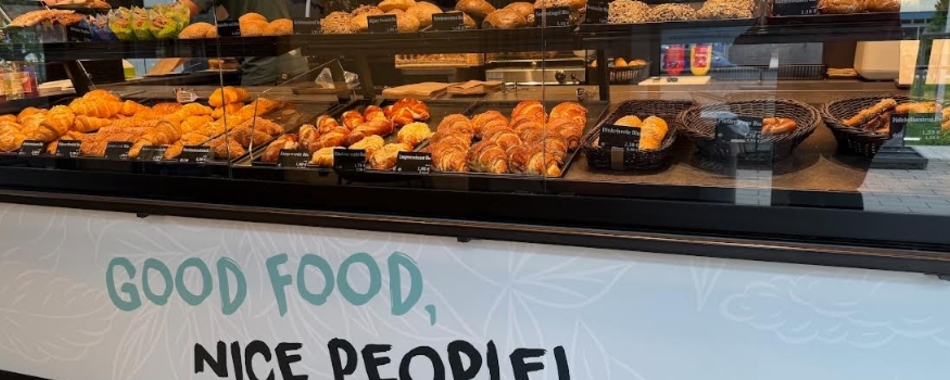 genießen Sie die Auswahl an frischen Backwaren aus der Bio-Bäckerei Franz & Xaver. oder das Tagesessen - täglich wechselnde Mittagsgerichte in der Coffee Friends Lounge in Sonthofen