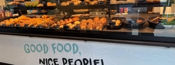 genießen Sie die Auswahl an frischen Backwaren aus der Bio-Bäckerei Franz & Xaver. oder das Tagesessen - täglich wechselnde Mittagsgerichte in der Coffee Friends Lounge in Sonthofen